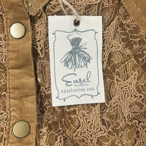 Women's Lace Detail Button-Up Top in Brown - Easel - Picture 6 of 6